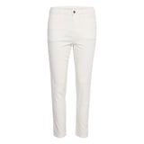 Klassisk hvide 7/8 jeans i hvid med knap og lynlås set forfra