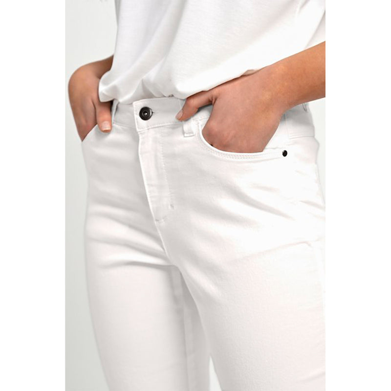 Klassisk hvide 7/8 jeans i hvid med knap og lynlås set tæt på