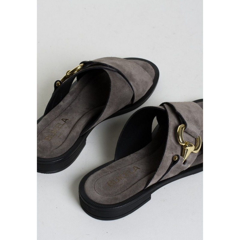Grå slip in sandal med gulddetaljer og en lille sort gummi hæl lavet i ruskind