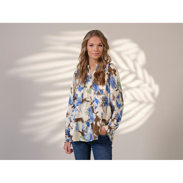Skøn farverig bluse fra prepair med v udskæring læg ved bryst og lange ærmer farverne er brun beige grøn og blå set forfra på prepair model